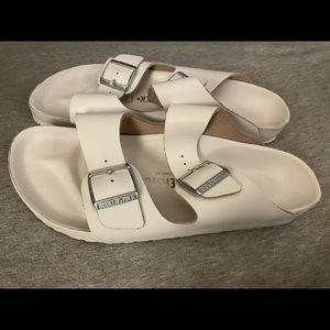 Birkenstock Monterey Exquisite
Leather / White
Size: EU 42 / US 11-11.5 / 9-9.5